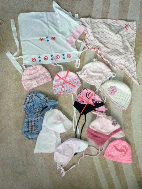 Čiapky cena spolu za 13 ks (jarné, letné, zimné), 74