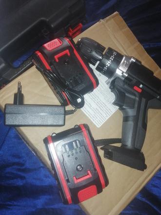 Vŕtačka a 2 baterie,