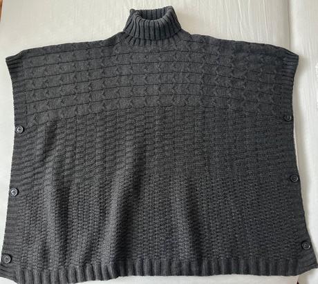 Rolákové pončo na gombíky, 