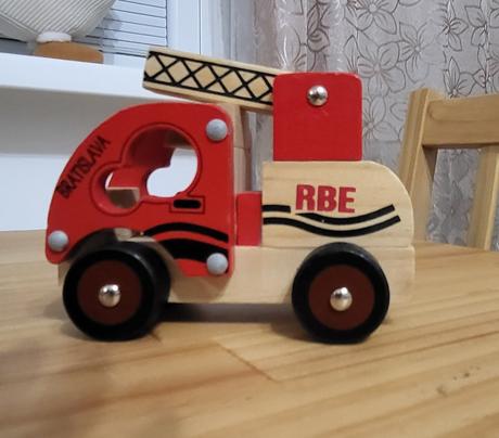 2x drevené auto - hasiči, policajti, 