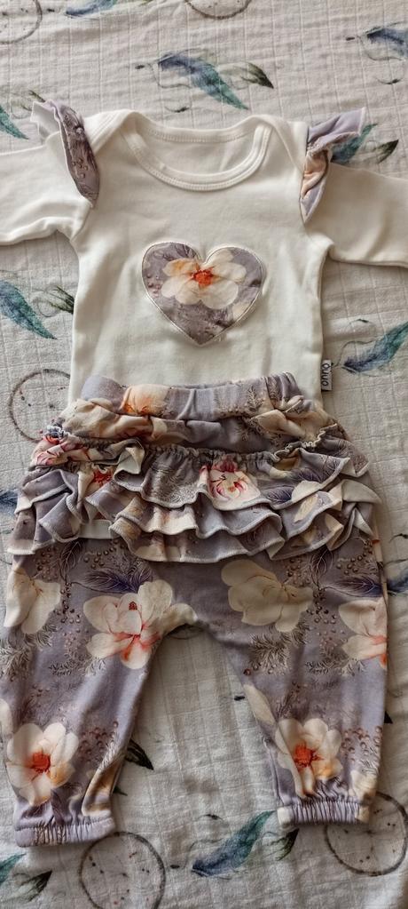 Body a legínky s volánikmi, 80