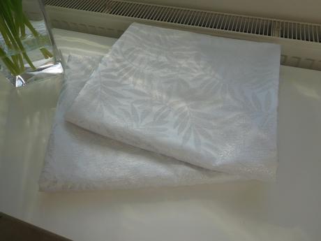 Závesy bielo perleťové vzorované, 