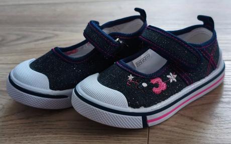 Dievčenské balerínky v. 23, 23