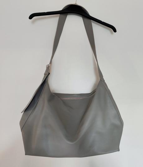 Väčšia sivá kabelka gate, gate