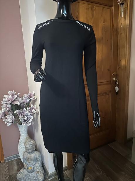 Pekné čierne športové šaty s vreckami zn. magenta, l / m