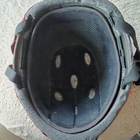 Cyklisticka prilba, s