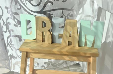 Drevený nápis dream,