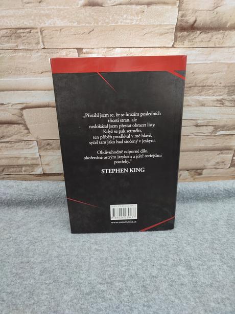 Ostré předměty cz - gillian flynn, 