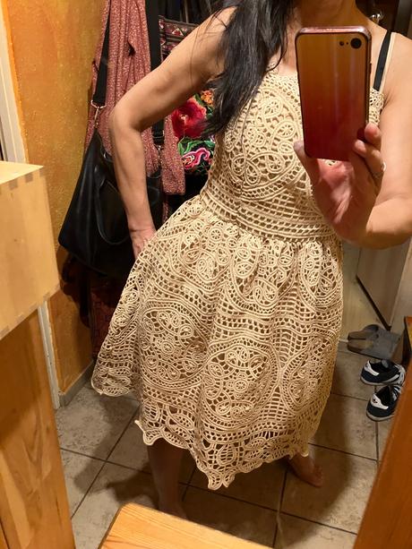 Krásne krajkové šaty, 36