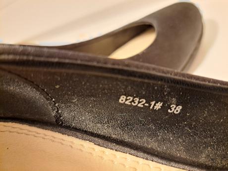 Čierne lodičky, 38