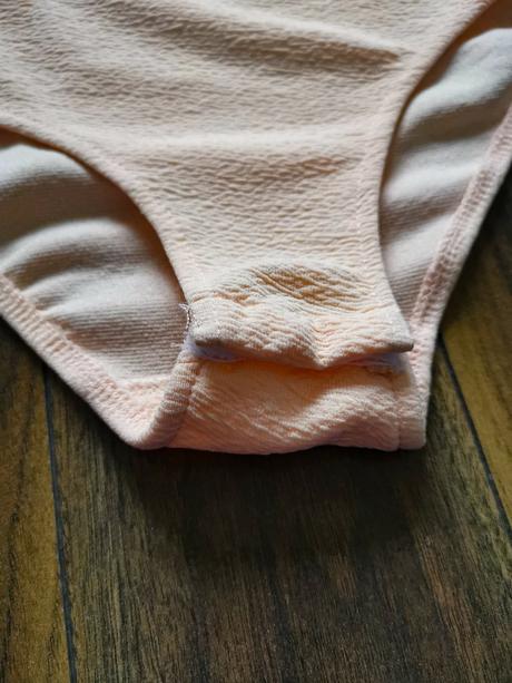 Dámske body marhuľovej farby, s