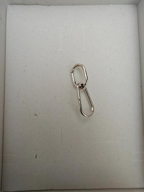 Pandora kusova náušnica karabina, pandora