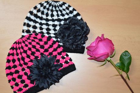 Háčkovaná čiapočka s kvetom, <50 - 158