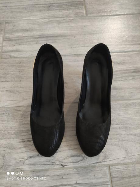 Čierne lodičky, 37