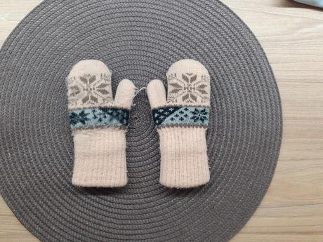 Teplé rukavičky, 80