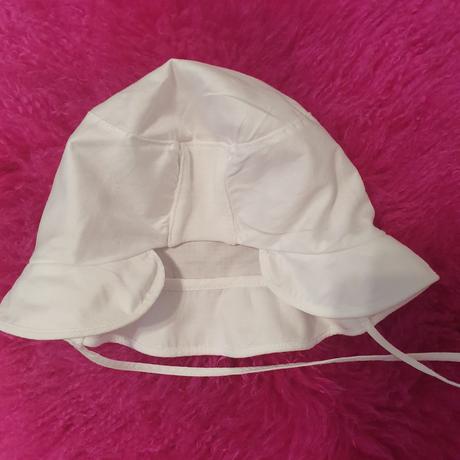 Biely letný klobúčik, 74