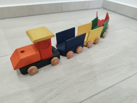 Predam dreveny vlacik + auticko, 