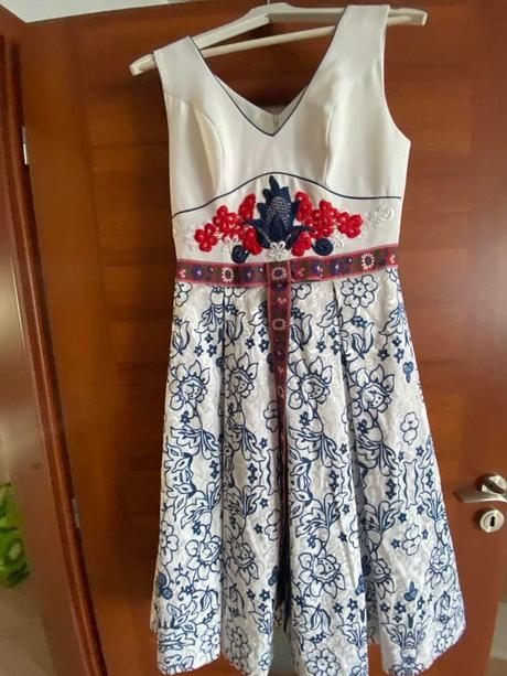 Šaty s folklórnym vzorom, s