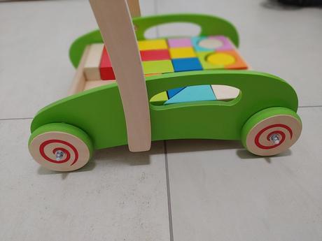 Dreveny vozik hape choditko s kockami, 