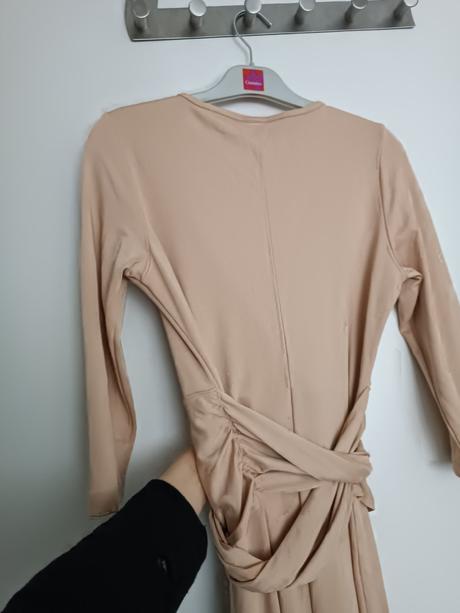 Bèžovè midišaty, 36