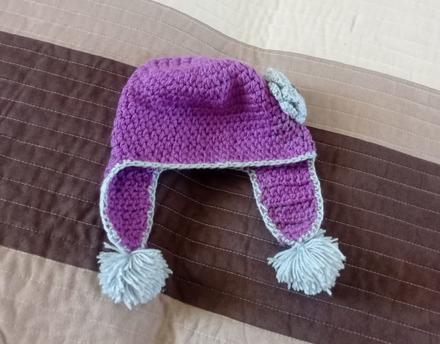 Fialová zimná čiapka s kvetom,