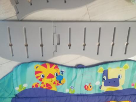 Hracia deka s hrazdičkou a hračkami, 