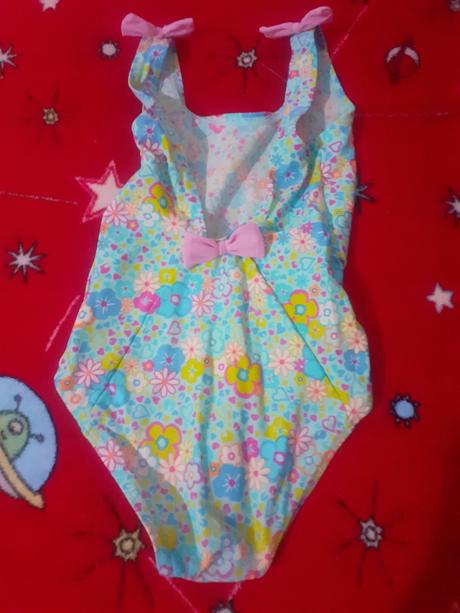 Dievčenské farebné plavky, 92