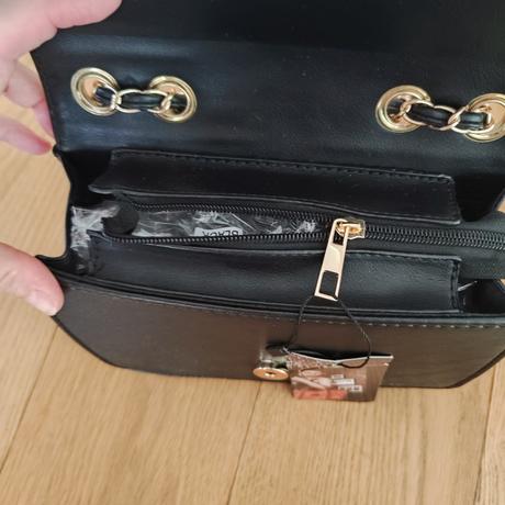 Prešívaná kabelka s retiazkovým ramienkom,