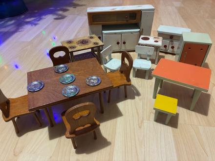 Starý nábytok pre bábiky, 