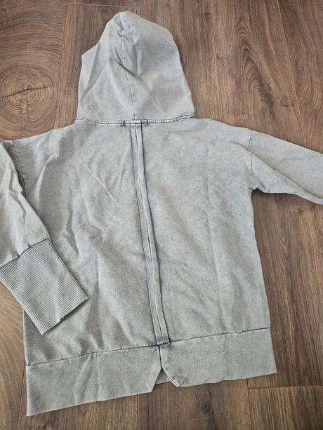 Tenka mikina despacito, 122