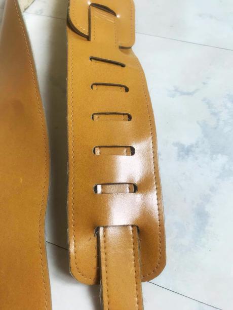 Kožený popruh na gitaru,