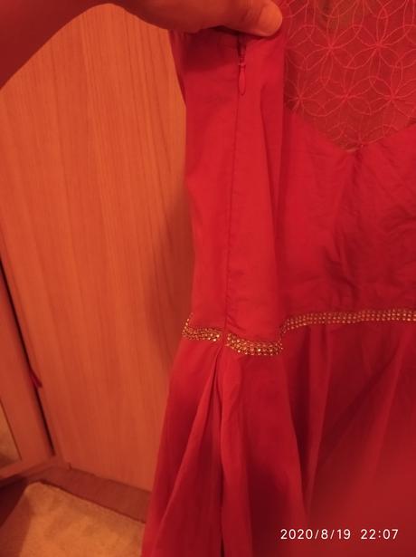 Spoločenské saty so zlatým pasom, l