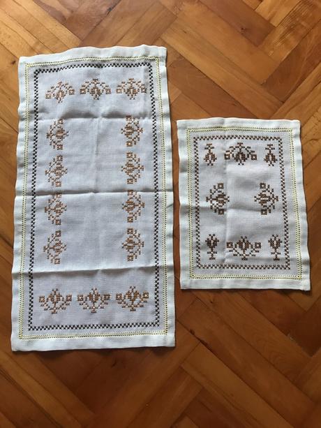 2 vyšívané obrúsky - hnedožlté - set,