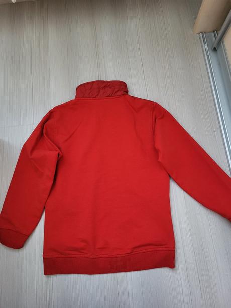 Červená mikina, 140