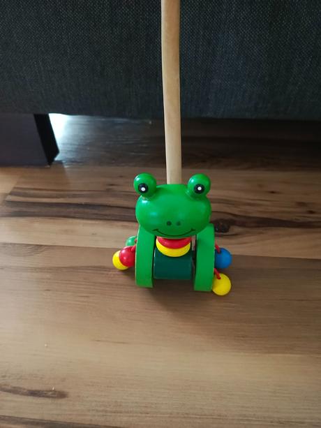 Aga drevená žabka na tyči, 