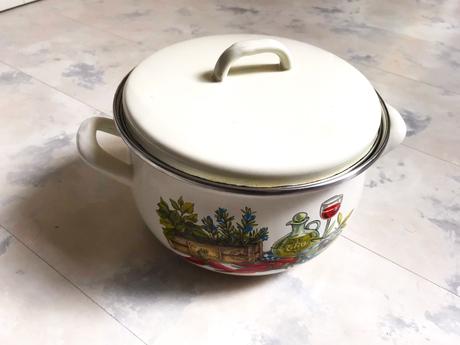 Smaltovaný hrniec s pokrievkou,