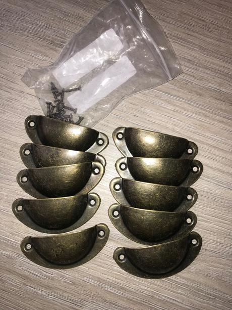 Úchytky na skriňu, 