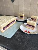 len tak pre nas, obycajny vanilkovy korpus, mascarpone krem s bielou cokoladou a do toho veeeela cucoriedok
