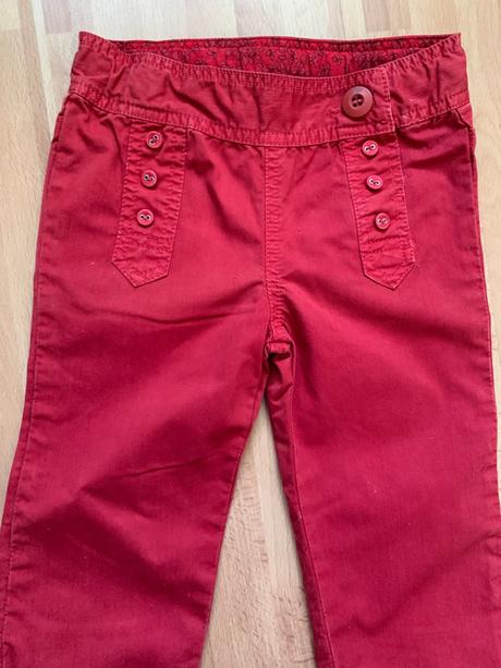 Červené dievčenské nohavice, 92