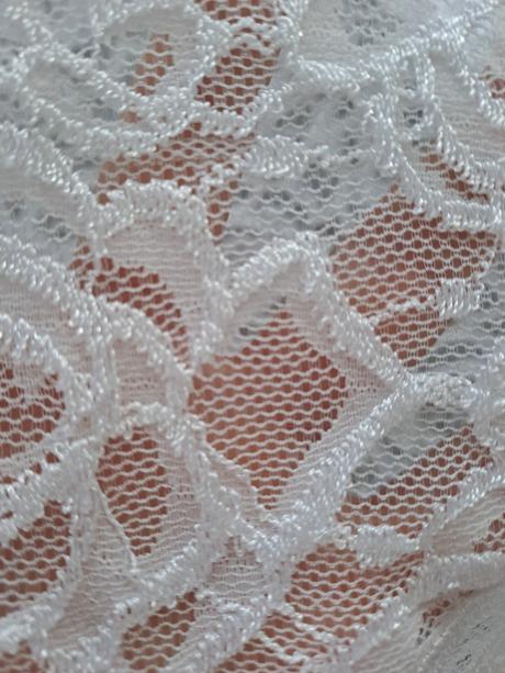 Krásna čipkovaná látka na svadobné šaty, 