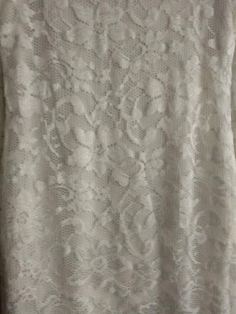 Raz oblečené čipkované šaty, s