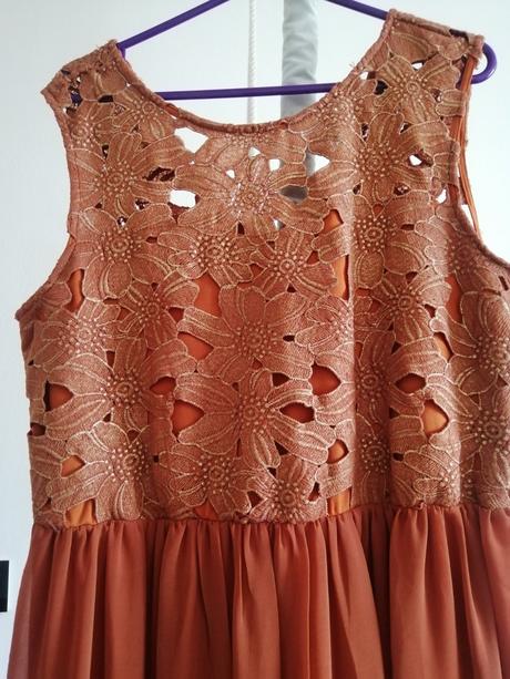 Škoricové spoločenské šaty, 48