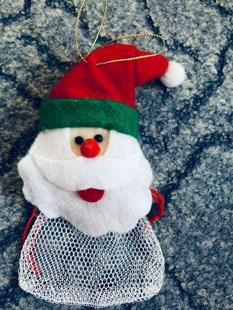 Mikuláš s vrecúškom na darček,