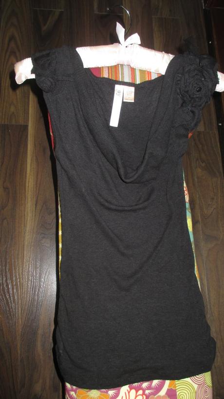 Dlhý čierny top s padavým vystrihom a ozdobamy, s