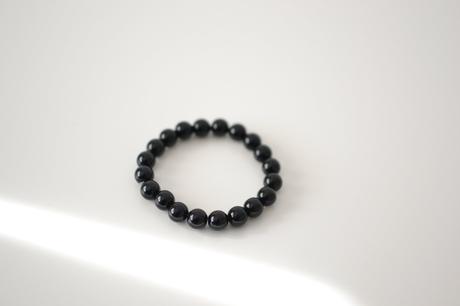Čierny korálkový náramok,