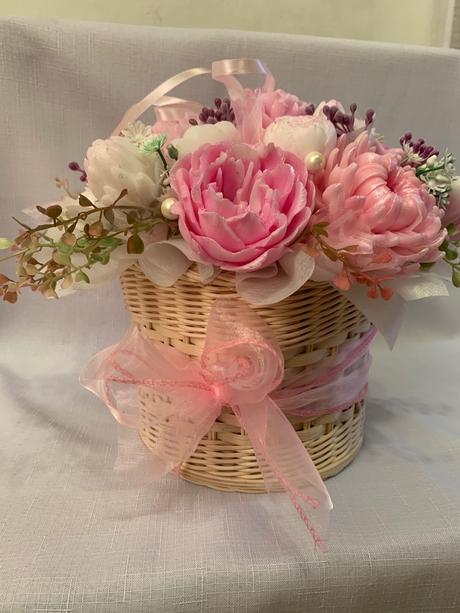 Veľká mydlova kytica v pletenom priborniku, 