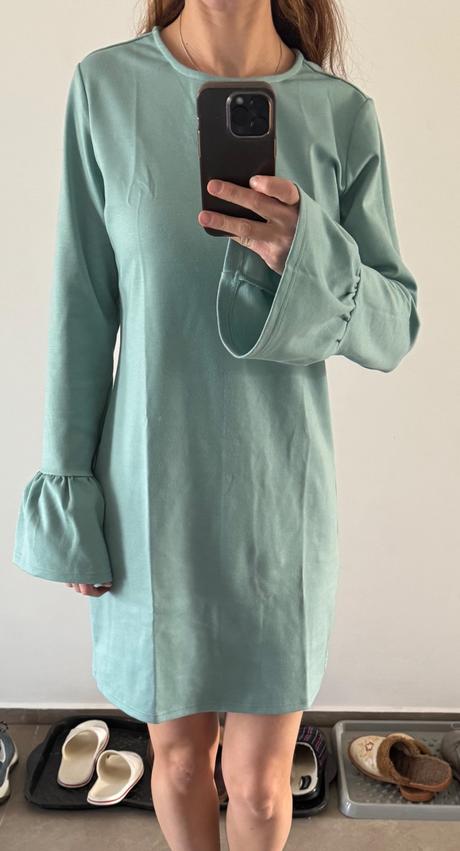 Mentolové šaty, 38