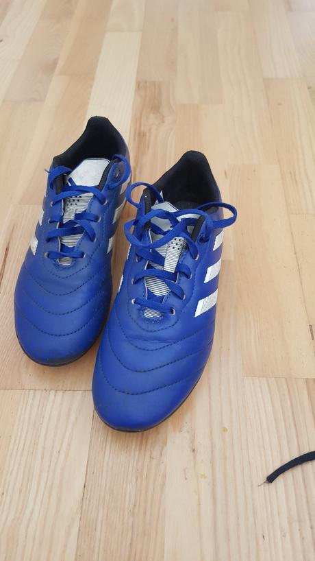 Turfy a kopačky, 35