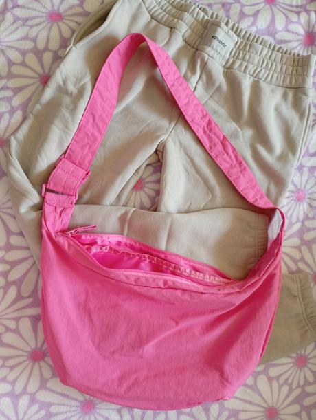 Parádna priestranná crossbody kabelka posuvný trak, 