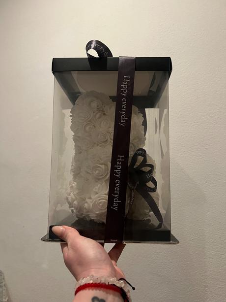 Macko s umelych ruží, 